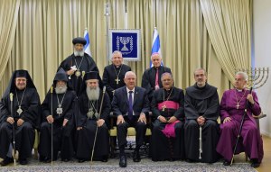 Photo de groupe avec le président israélien Reuven Rivlin (au centre) et les responsables religieux chrétiens, le 30 décembre dernier. (photo Kobi Gideon/GPO)